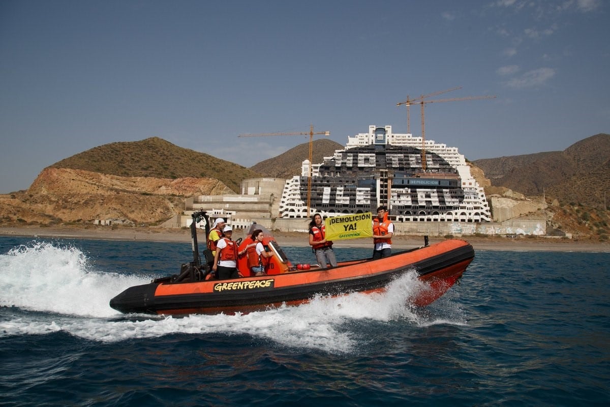 Absueltos 10 años después los 28 activistas de Greenpeace acusados de pintar “hotel ilegal” en la fachada del Algarrobico 