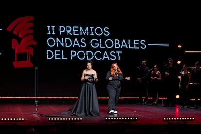 Inés Hernand (izquierda) y Andrea Compton, presentadoras de la gala de los II Premios Ondas Globales del Podcast, este miércoles, en Málaga.