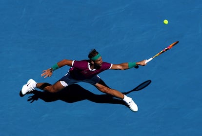 Nadal devuelve de revés durante el partido contra Hanfmann, este miércoles en Melbourne.