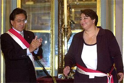 Toledo aplaude a Merino en junio, cuando se convirtió en la primera mujer al frente de un Gobierno en Perú.