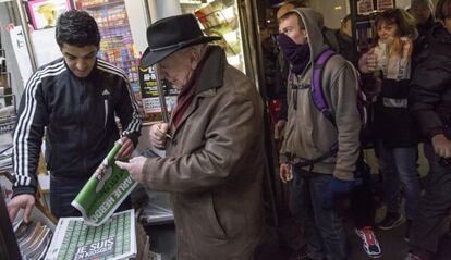 Cues per comprar 'Charlie Hebdo' en un quiosc parisenc.