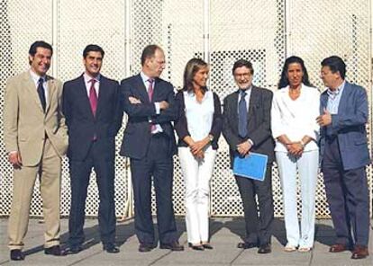 De izquierda a derecha, Juan Manuel Moreno, José Ignacio Echániz, Gabriel Elorriaga, Ana Mato, Eugenio Nasarre, Eva Durán y Juan José Matarí, nuevos miembros de la dirección del Partido Popular, nombrados el lunes.