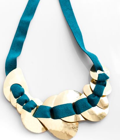 Helena Rohner. Collar con cinta verde y aros anchos entrelazados de latón. 198 euros