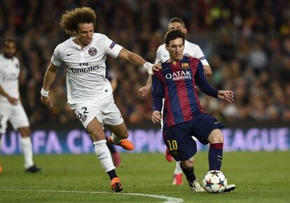 David Luiz persegueix Messi.