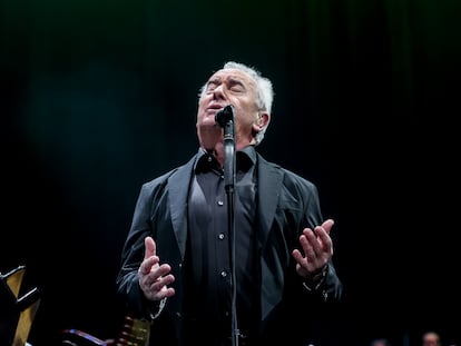 El cantante Víctor Manuel actúa en el último concierto de su gira 75 aniversario, en el WiZink Center, a 21 de diciembre de 2022, en Madrid.