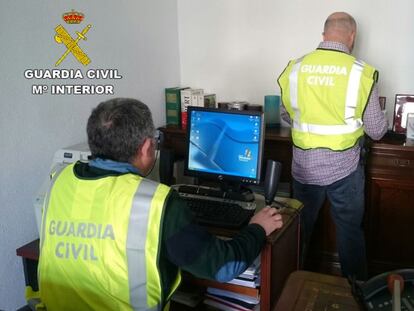 La Guàrdia Civil ha escorcollat set domicilis.