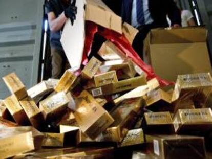 Datos divulgados por la Embajada Británica indican que durante el año fiscal 2011-2012, en el Reino Unido se decomisaron 1.700 millones de cigarrillos ilegales. EFE/Archivo