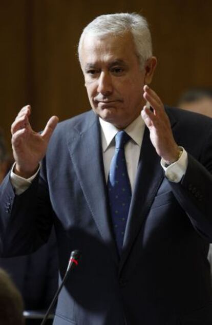 Javier Arenas, ayer en el Parlamento andaluz, donde adelantó su propuesta de pacto para pagar a proveedores.