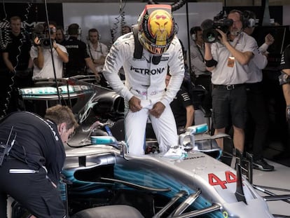 Hamilton se sube a su coche en la pole de B&eacute;lgica. 