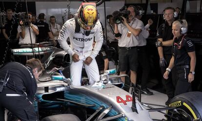 Hamilton se sube a su coche en la pole de Bélgica.