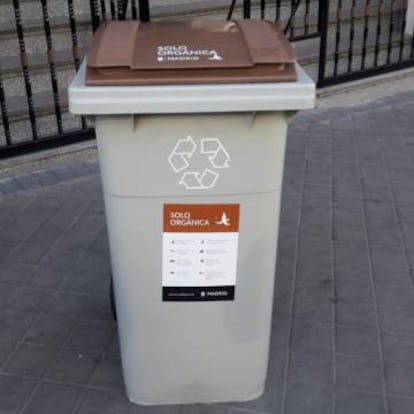 Contenedor para basura orgánica en Madrid.