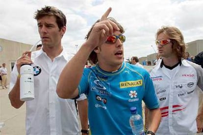 Fernando Alonso, en el centro,  con Mark Webber, a la izquierda, y Jarno Trulli.