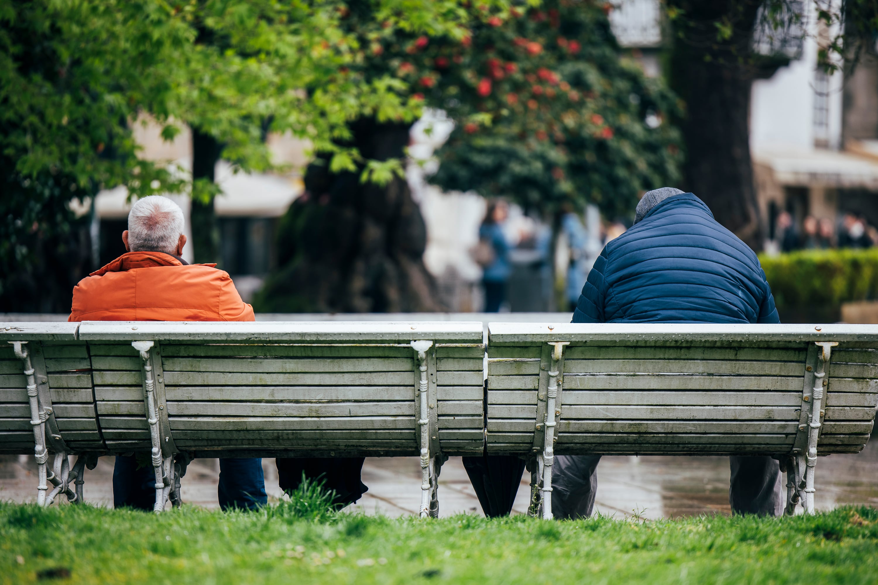 Jubilados en la Alameda de Santiago de Compostela.