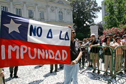 Un grupo de manifestantes antipinochetistas protesta frente al edificio de la Corte Suprema, en Santiago.