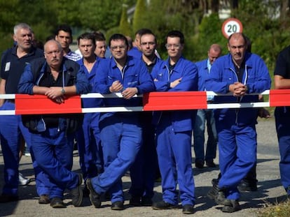 Obreros de la fábrica de armas de A Coruña, ante la puerta de la factoría