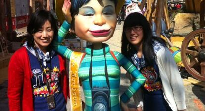 La japonesa Rie Kondo, con su hija Yuri, y el ninot con el gan&oacute; el premio ninot&iacute;zate en el pa&iacute;s asi&aacute;tico.  