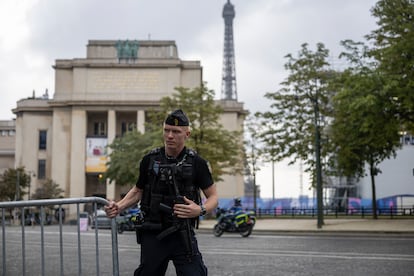 Un policía controla el acceso de vehículos este miércoles en la plaza del Trocadero. 