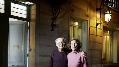 Serge Klarsfeld y Beate Klarsfeld, delante de la oficina en la que siguen trabajando en París.