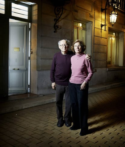 Serge Klarsfeld y Beate Klarsfeld, delante de la oficina en la que siguen trabajando en París.