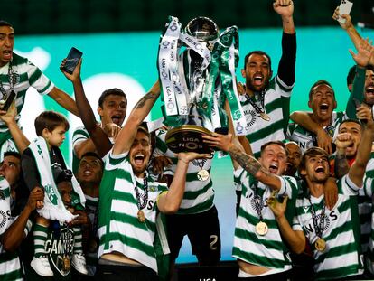 Los jugadores del Sporting levantan la copa, este miércoles, como campeones de la liga portuguesa.