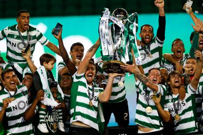 Los jugadores del Sporting levantan la copa, este miércoles, como campeones de la liga portuguesa.