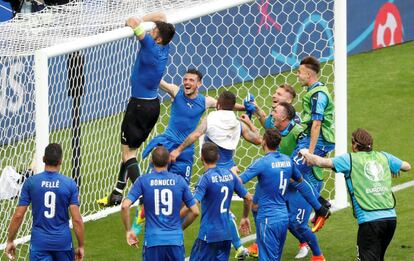 Todos alrededor de Buffon... El capitán de Italia celebró la victoria en el primer partido ante Bélgica colgado del travesaño y ha ido repetiendo la misma celebración en todos los demás partidos. Incluido anoche contra España.