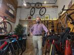 Miguel Ángel Bolaños, director de marketing de Sanferbike, en la tienda Retrocycle.