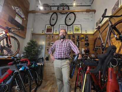 Miguel Ángel Bolaños, director de marketing de Sanferbike, en la tienda Retrocycle.