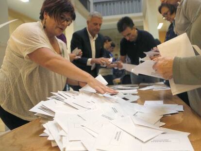 Varias personas cuentan papeletas en un colegio electoral de San Sebastián.