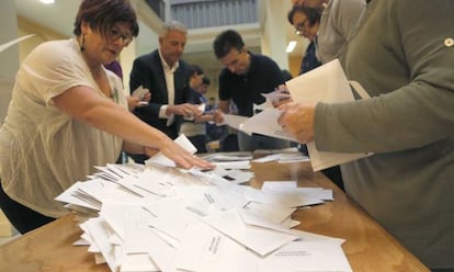 Varias personas cuentan papeletas en un colegio electoral de San Sebastián.