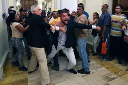 Un opositor resultó herido en el enfrentamiento con simpatizantes del Gobierno en Venezuela, luego de que éstos irrumpieran en la Asamblea Nacional para reventar la sesión en la que se discutiría un juicio político contra Nicolás Maduro.