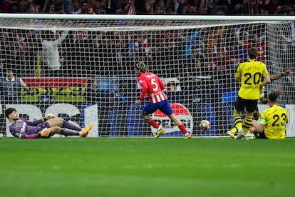 El centrocampista argentino del Atlético de Madrid Rodrigo de Paul (en el centro) marca gol.