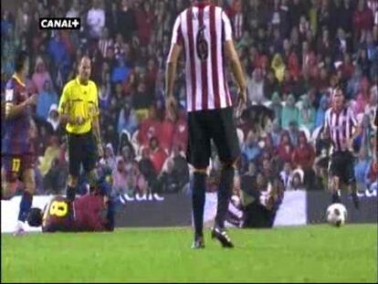 Iniesta sufre una dura entrada de Amorebieta