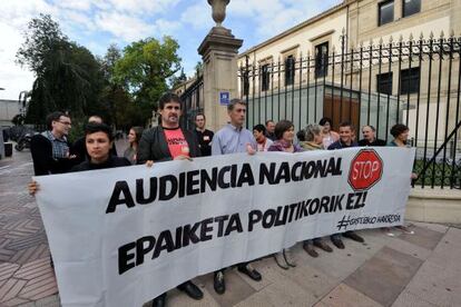 Un momento de la concentración de los parlamentarios de EH Bildu ante la sede de la Cámara en Vitoria.