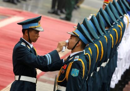 Un oficial superior de la Guardia de Honor de Vietnam prepara a uno de los soldados antes de la ceremonia de bienvenida preparada para el primer ministro de Turquía Binali Yildirim en Hanoi (Vietnam).