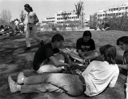 Un grupo de estudiantes en el campus de la Universidad Autónoma de Madrid.