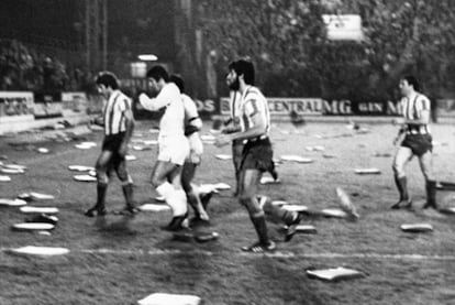 Los jugadores del Sporting y los del Madrid abandonan el campo entre almohadillas.