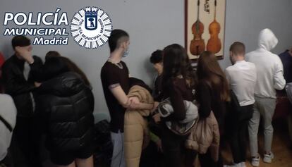 Una de las fiestas ilegales desalojadas anoche en Madrid, con 66 jóvenes (11 menores).