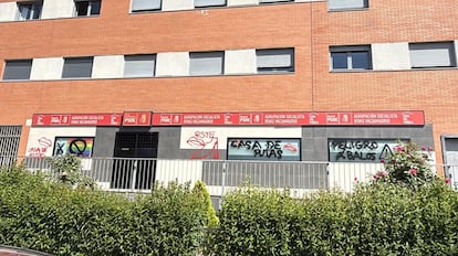 Fachada de la agrupación del Partido Socialista en el municipio de Rivas-Vaciamadrid con las pintadas denunciadas este sábado en las cuentas de X del partido.