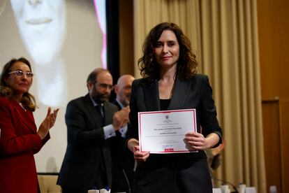 La presidenta de la Comunidad, Isabel Díaz Ayuso, tras recibir el título de alumna ilustre.