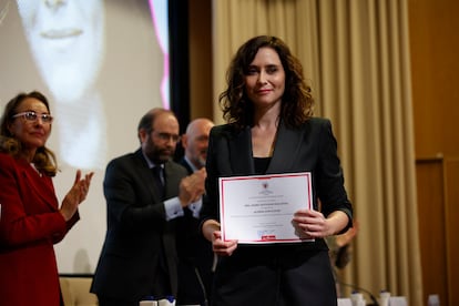 La presidenta de la Comunidad de Madrid, Isabel Díaz Ayuso, nombrada alumna ilustre por la Universidad Complutense de Madrid (UCM), el 24 de enero de 2023.