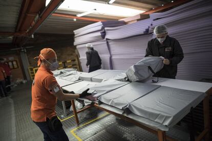 Empleados en una fábrica en Soacha, Colombia