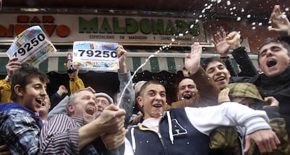 Clientes del bar Maldonado en Palleja (Barcelona) celebran el primer premio de la Lotería de Navidad 2010.