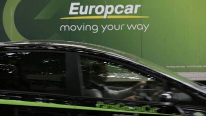 n conductor pasa junto a un cartel de Europcar en París.