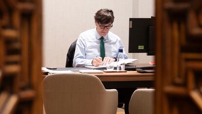 El president Illa, trabajando en el Palau de la Generalitat.