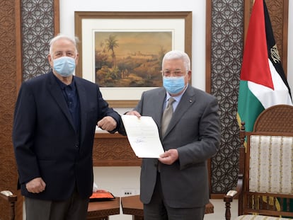 El presidente de la Autoridad Palestina, Mahmud Abbas (a la derecha), entrega el decreto electoral al presidente del comité electoral nacional, Hanna Nasser, este viernes en la ciudad cisjordana de Ramala.