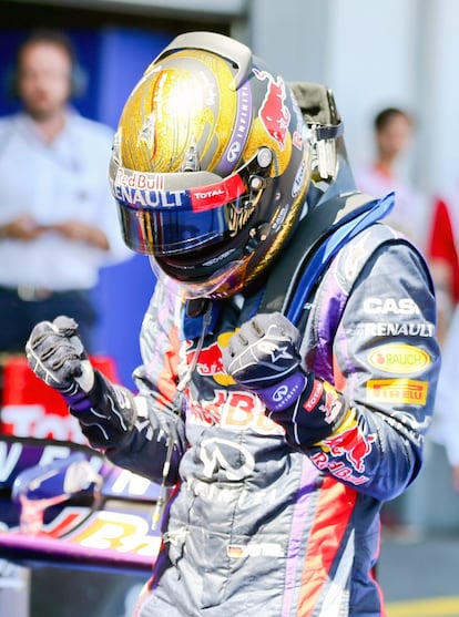 Vettel celebra la victoria tras bajarse de su bólido.