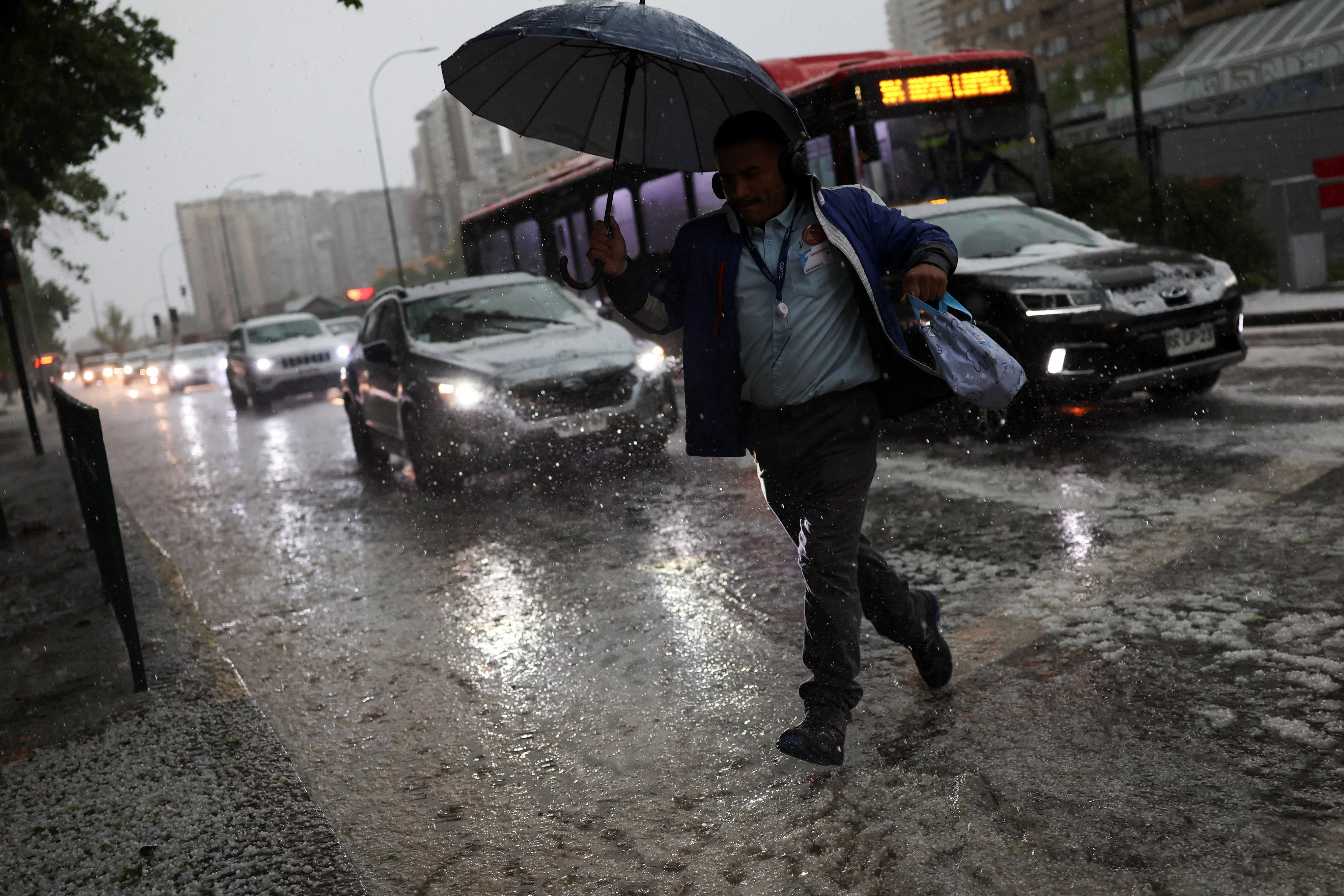 Temporal en Santiago: alcaldes piden radares y hay aviso de más tormentas eléctricas