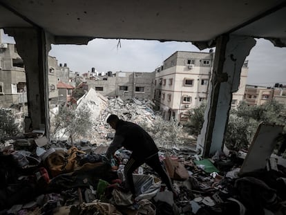Un palestino busca supervivientes en una vivienda tras un ataque israelí en Gaza.