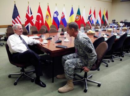 El secretario de Defensa de EE UU, Robert Gates (izquierda) junto al general, Stanley McChrystal, jefe de las tropas aliadas en Afganistán, en la sede de la OTAN en Bruselas.